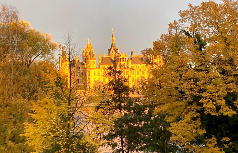 Schloss leuchtet golden in der Abendsonne