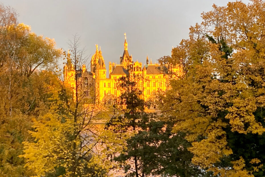Schloss leuchtet golden in der Abendsonne