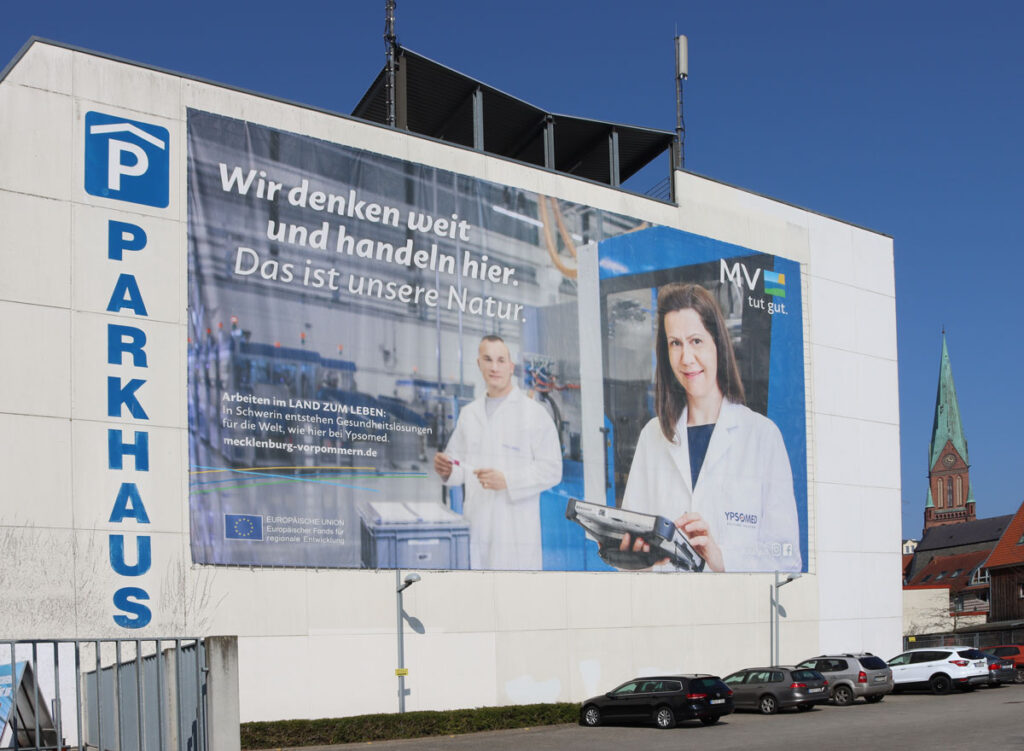 Werbebanner am Parkhaus am Schloss